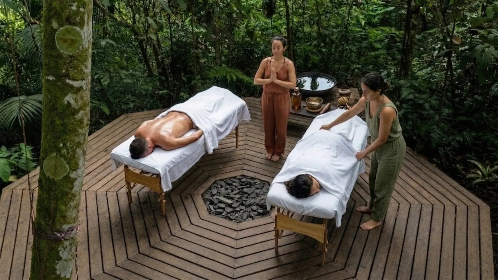 Spa en la naturaleza cerca de Pereira: masajes sobre deck de madera en el bosque de Bosque Secreto Ecolodge